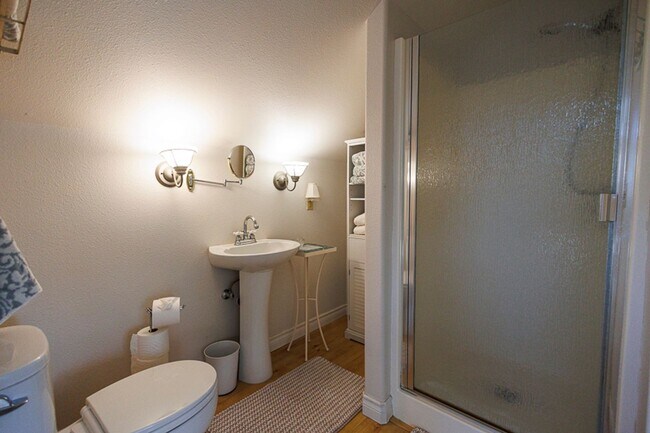 Building Photo - The Nest: Fully Furnished detached Cottage...