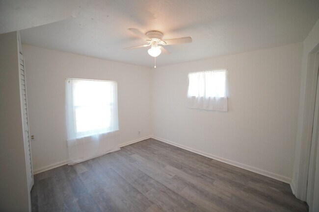 Building Photo - 1118 Louise Dr