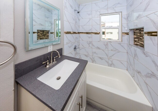 Building Photo - Fully Renovated 1 bedroom Apartment! 1/2 o...