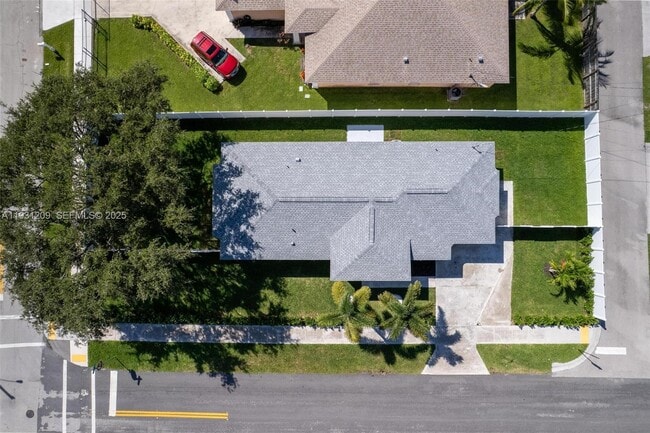 Building Photo - 102 SW 13th Ave