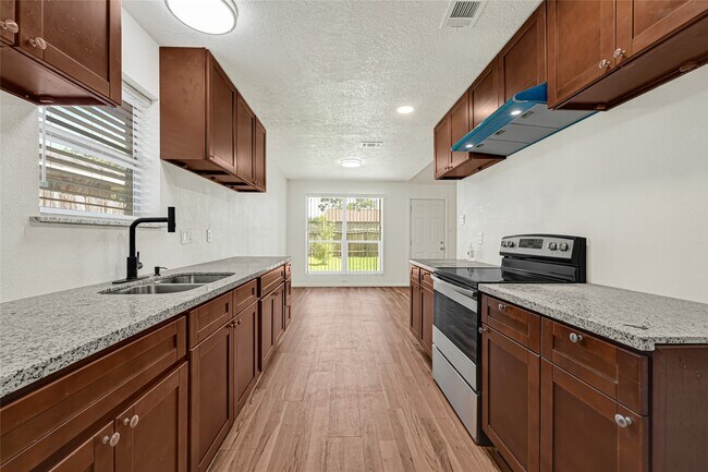 Building Photo - 13327 N Thorntree Dr