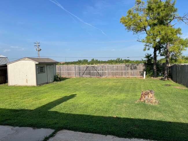 Building Photo - Completely remodeled and ready for move in...