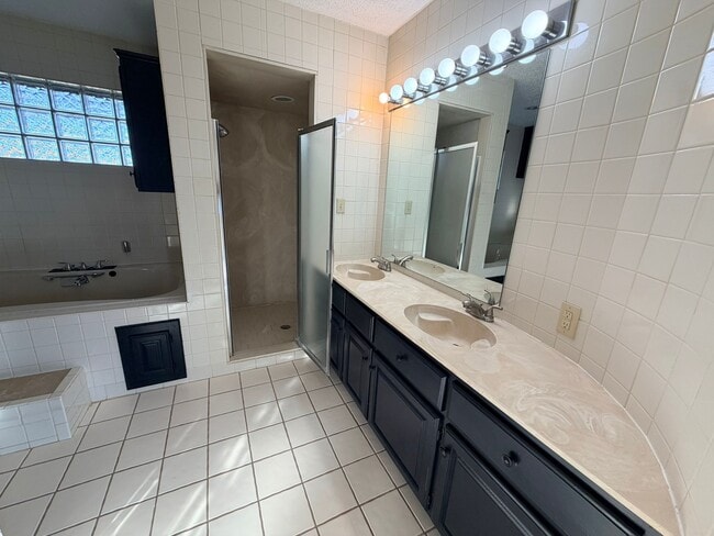 Building Photo - 1323 SE Clover Ln