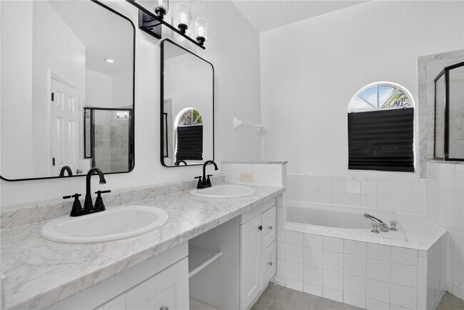 Building Photo - 121 Aurelia Ct