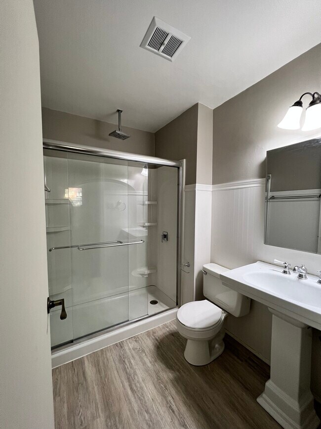 Building Photo - 1533 Hartford Rd