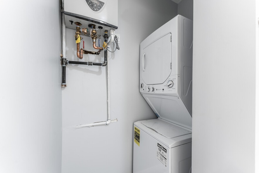 Building Photo - 1622 W Beach Ave