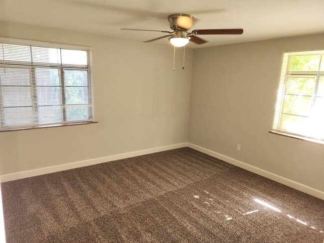 Building Photo - Near Patty Jewett Golf Course!