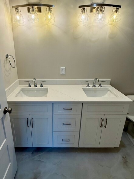 Building Photo - 906 Main St