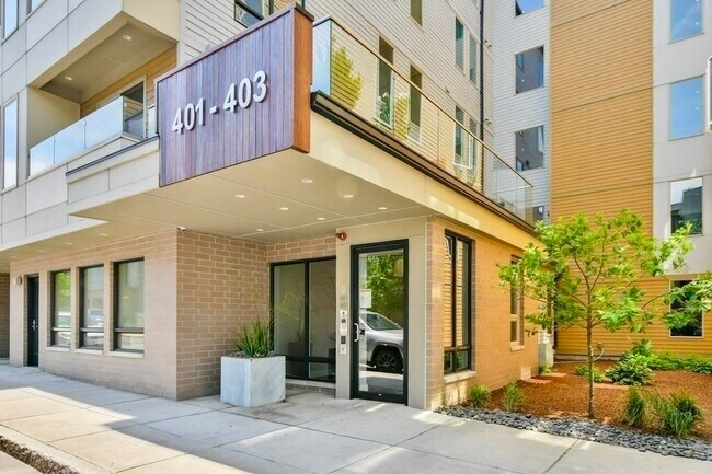 Building Photo - 403 W First St