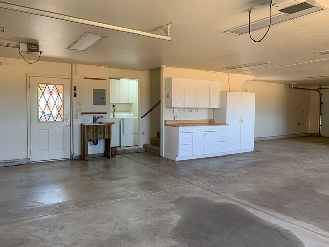 Building Photo - 2 Bedroom Country Home in Hollister