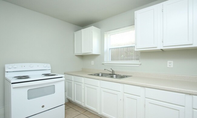 Building Photo - Move-in Ready! 2 bed 1 bath in South East ...