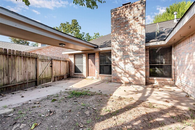 Building Photo - 2710 Green Fields Dr
