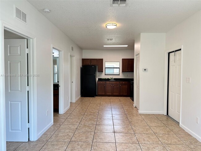 Building Photo - 1027 NE 10th Ave