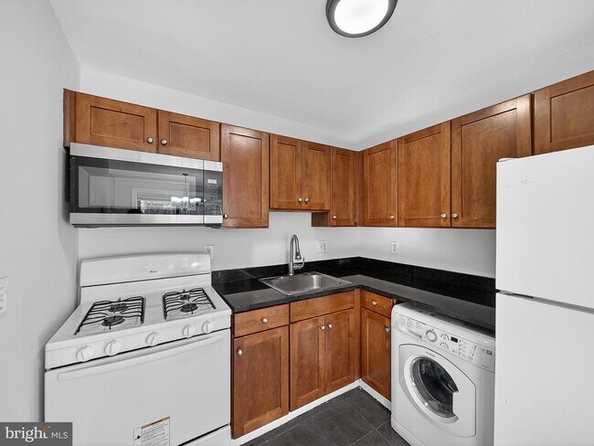 Building Photo - 3111 Naylor Rd SE