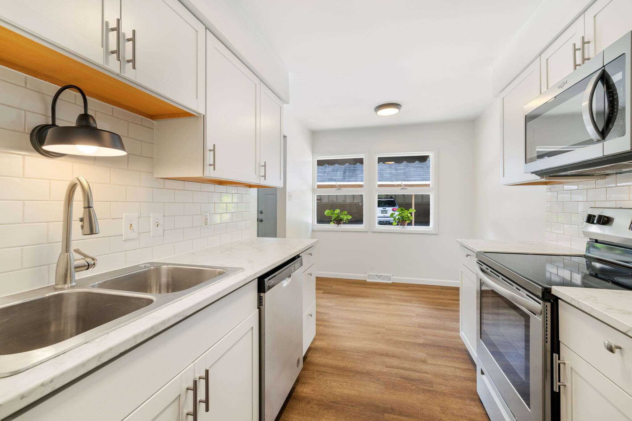 Building Photo - 215 Oakview Dr