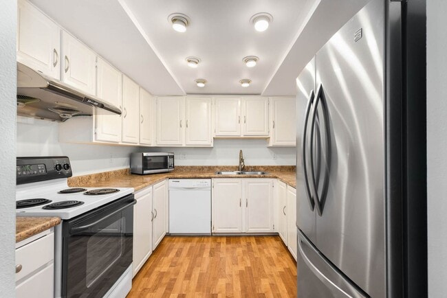 Building Photo - Limited Time Offer! Spacious 2Bd/2Bath Condo located in The Ridge Community in Bellevue