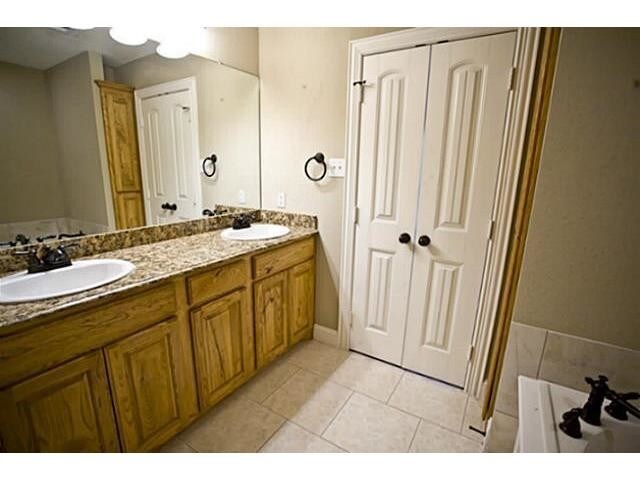 Building Photo - 1303 Halcyon Pl