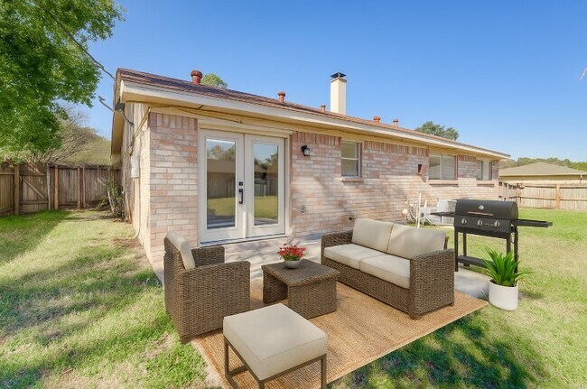 Building Photo - 15914 Timber Valley Dr