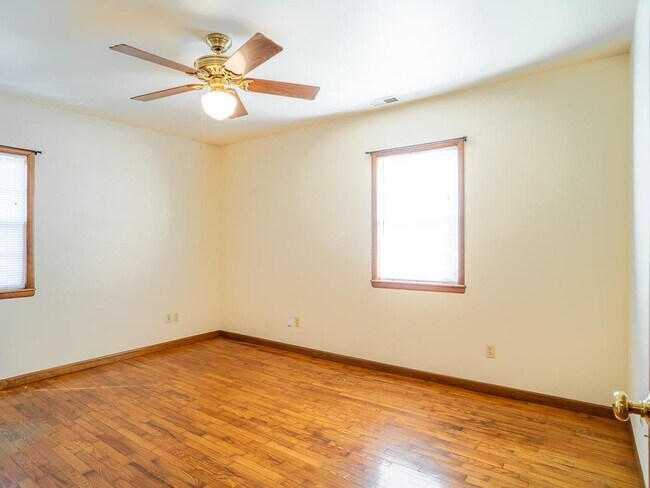 Building Photo - 1702 W Cypress St