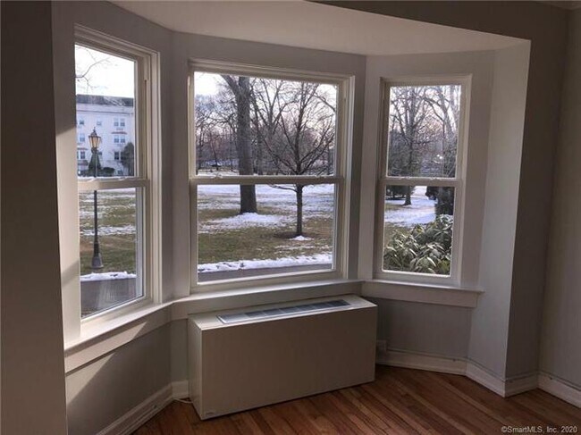 Building Photo - 116 Woodside Green