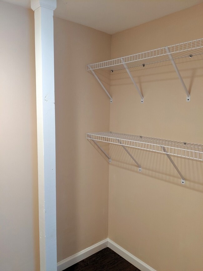 Building Photo - Montreat Ground Level Apartment!