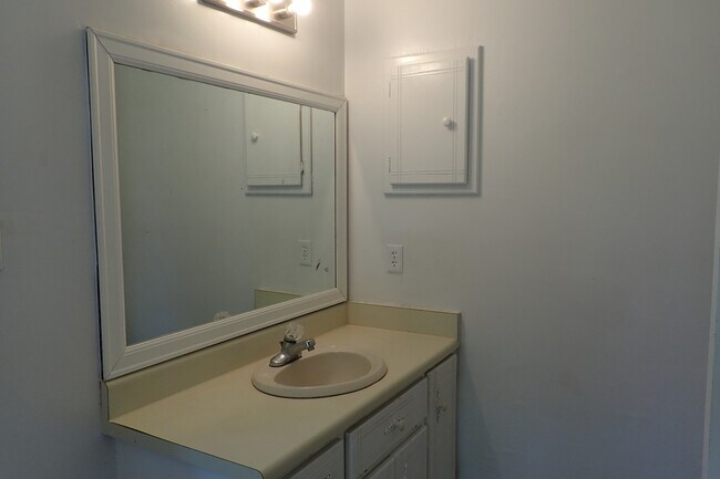 Building Photo - 2224 Pin Oak Cir