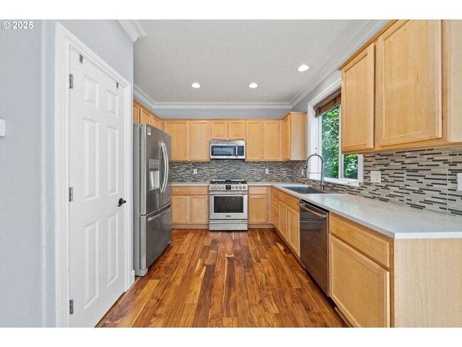 Building Photo - 3 levels, 7 bedrooms , lower level apartme...