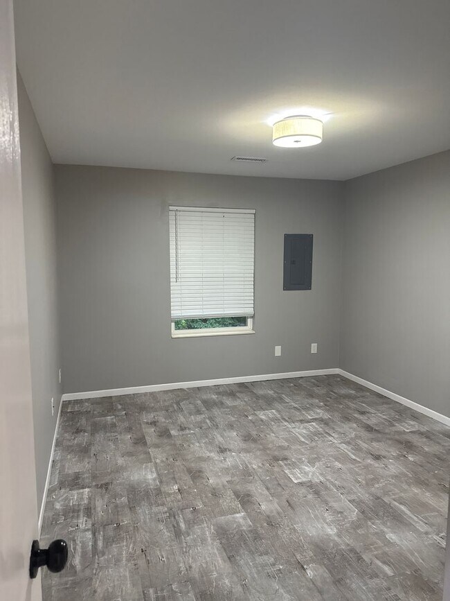 Building Photo - 1051 Minns Dr
