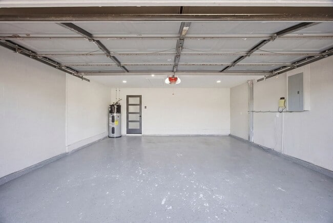 Building Photo - Pool Home