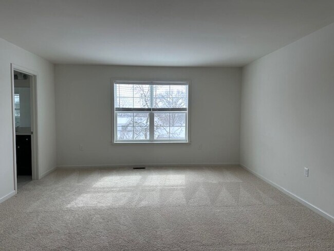 Building Photo - 7867 Oakbrook Dr