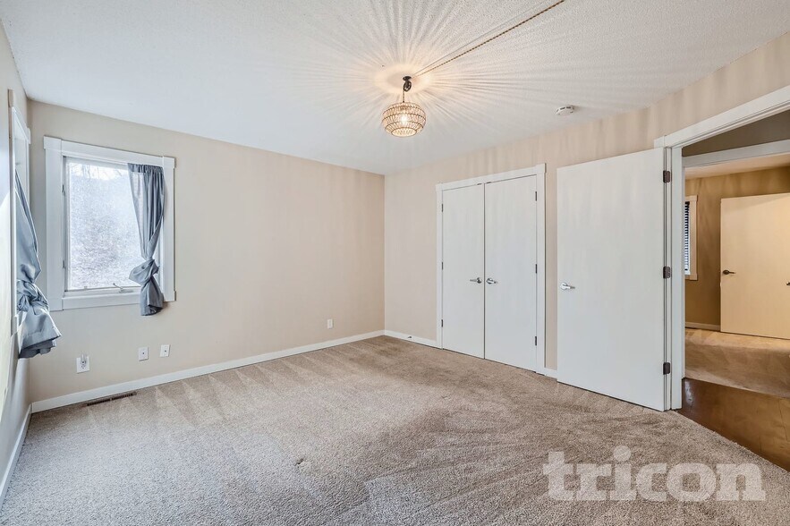 Building Photo - 5 Oak Shore Dr