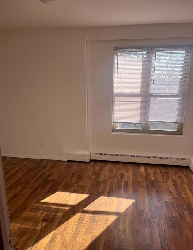 Building Photo - 2600 W Berwyn Ave