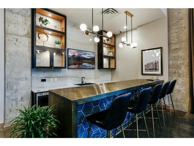 Building Photo - 728 3rd Sta