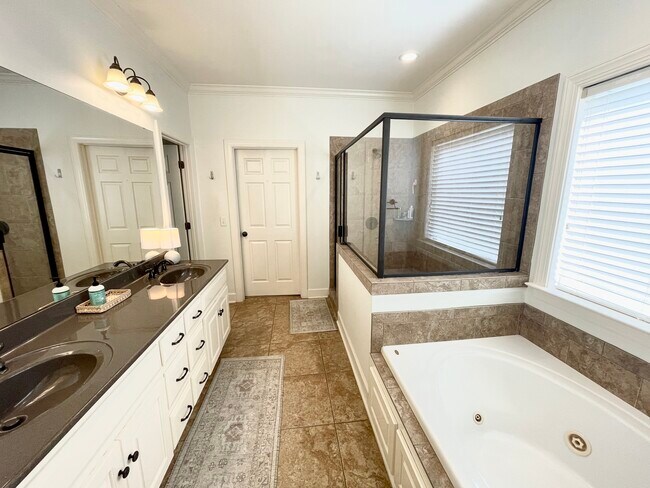 Building Photo - 409 Redbud Cir
