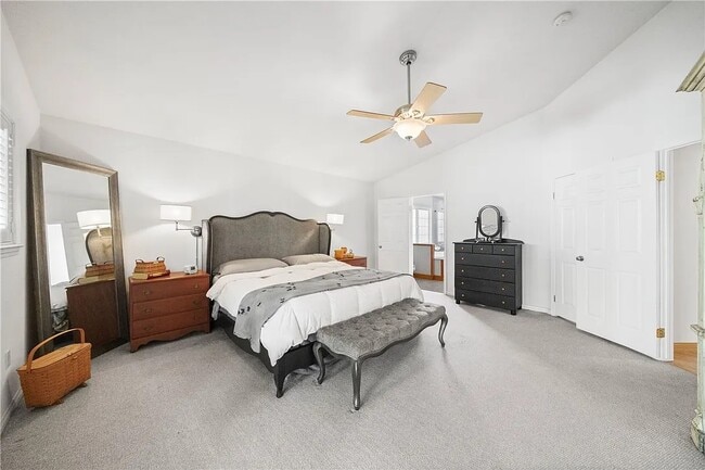 Building Photo - 329 E Everett Pl