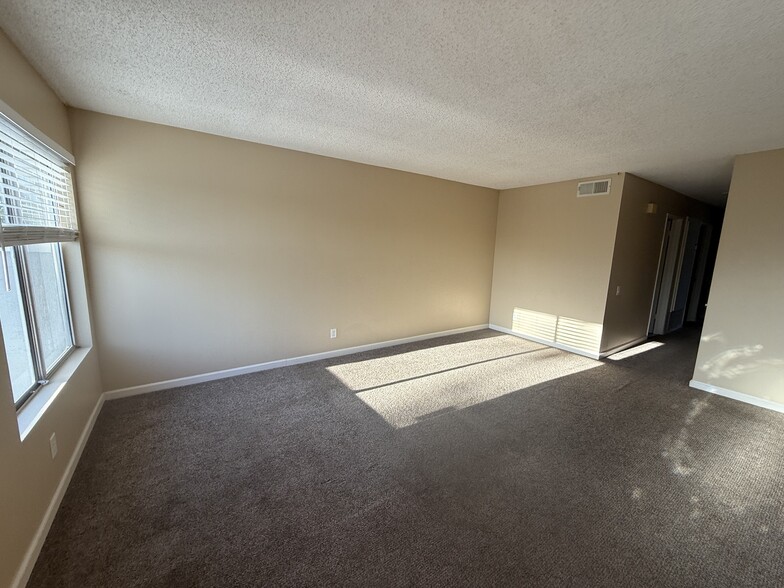 Living Rm - 836 Pillar Point Way