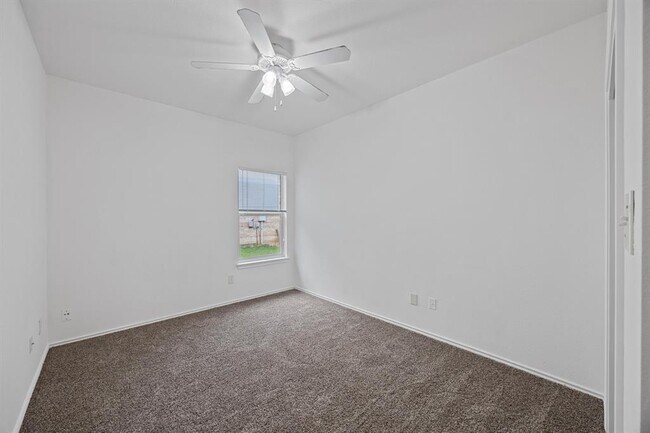 Building Photo - 914 N Creek Blvd