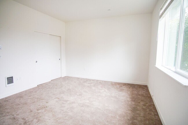 Building Photo - Rare 3 Bed, 2 Bath Townhouse Ready Now!