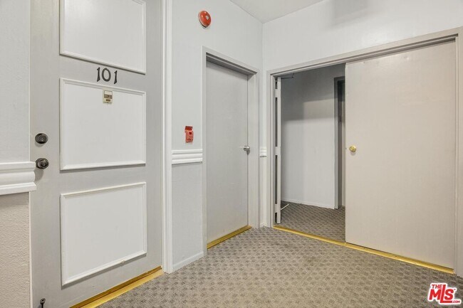 Building Photo - 860 S Lucerne Blvd