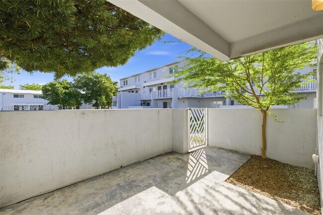 Building Photo - 1977 NW 5th Pl