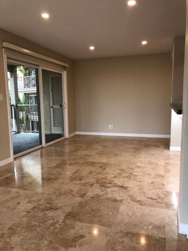 Building Photo - Spacious 3 + 2 Ocean View Condo - Prime Corner Location.