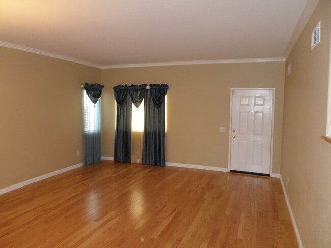 Building Photo - Great 4 BR + BONUS Room off Calle Del Oso Oro