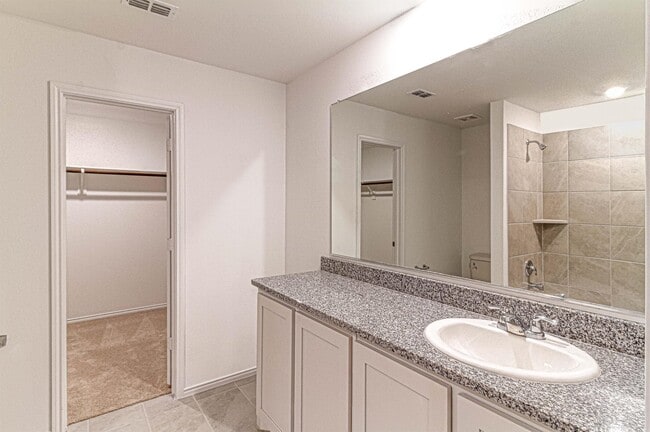 Building Photo - 404 Dewberry Dr