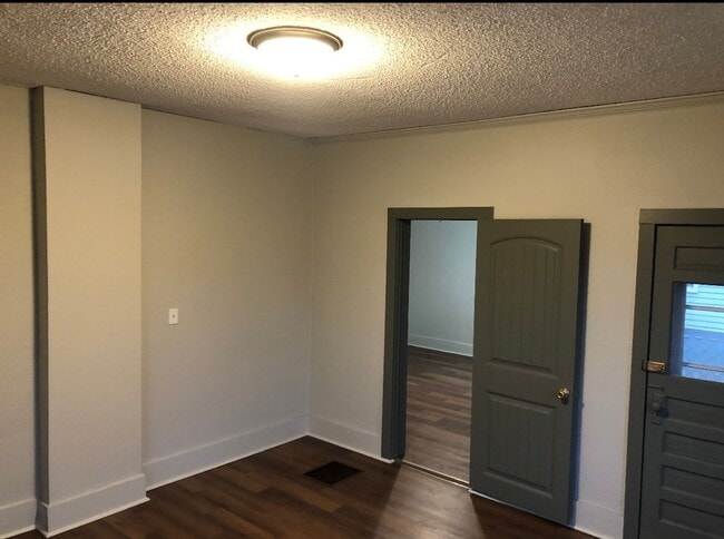 Building Photo - $795 - 2 bed 1 bath - Single Family Home