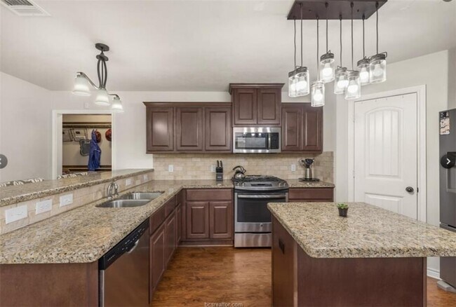 Building Photo - 915 Emerald Dove Ave