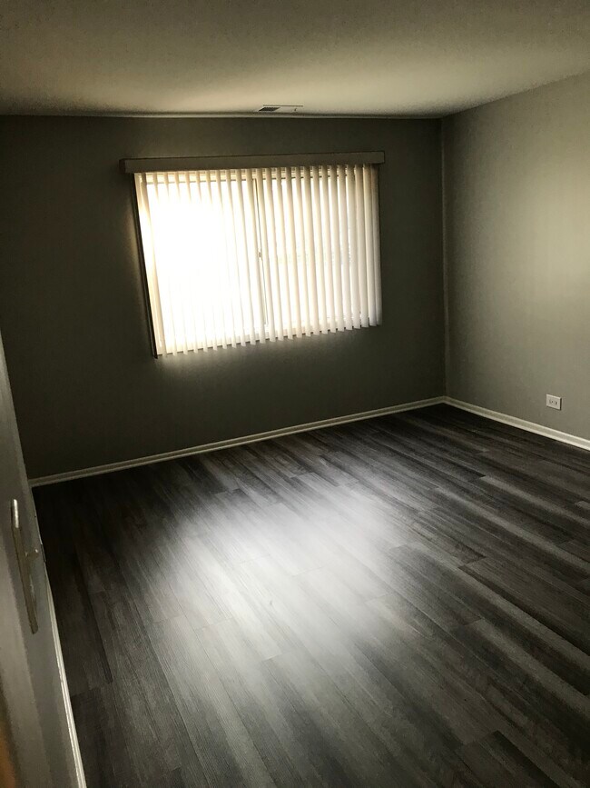 BEDROOM - 725 W Huntington Commons Rd