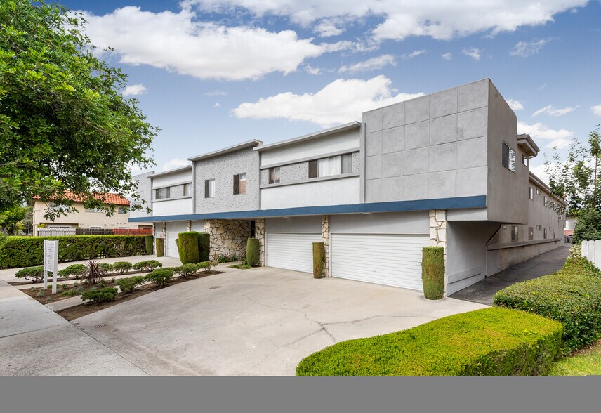 Building Photo - 323 E Chestnut St