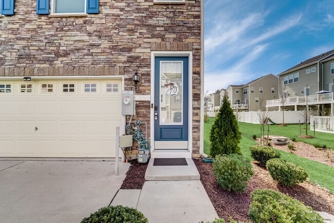 Building Photo - Luxurious 3 BR/2 Full BA & 2 Half BA EOG T...