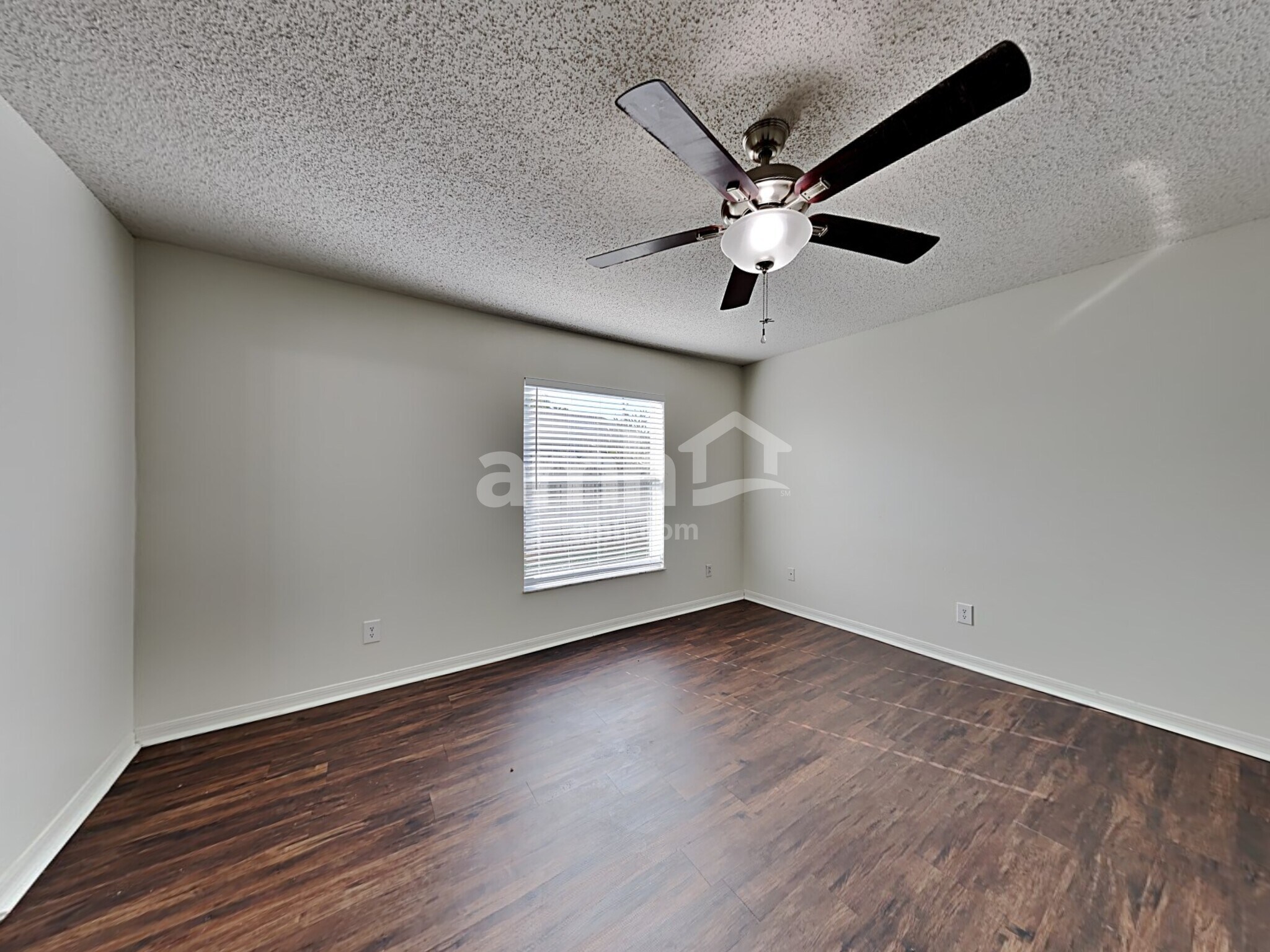 Building Photo - 581 NW Goldcoast Ave