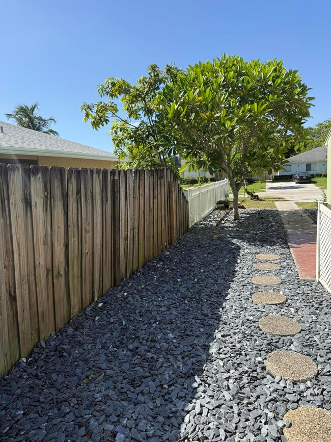 Building Photo - 4565 NW 3rd Dr